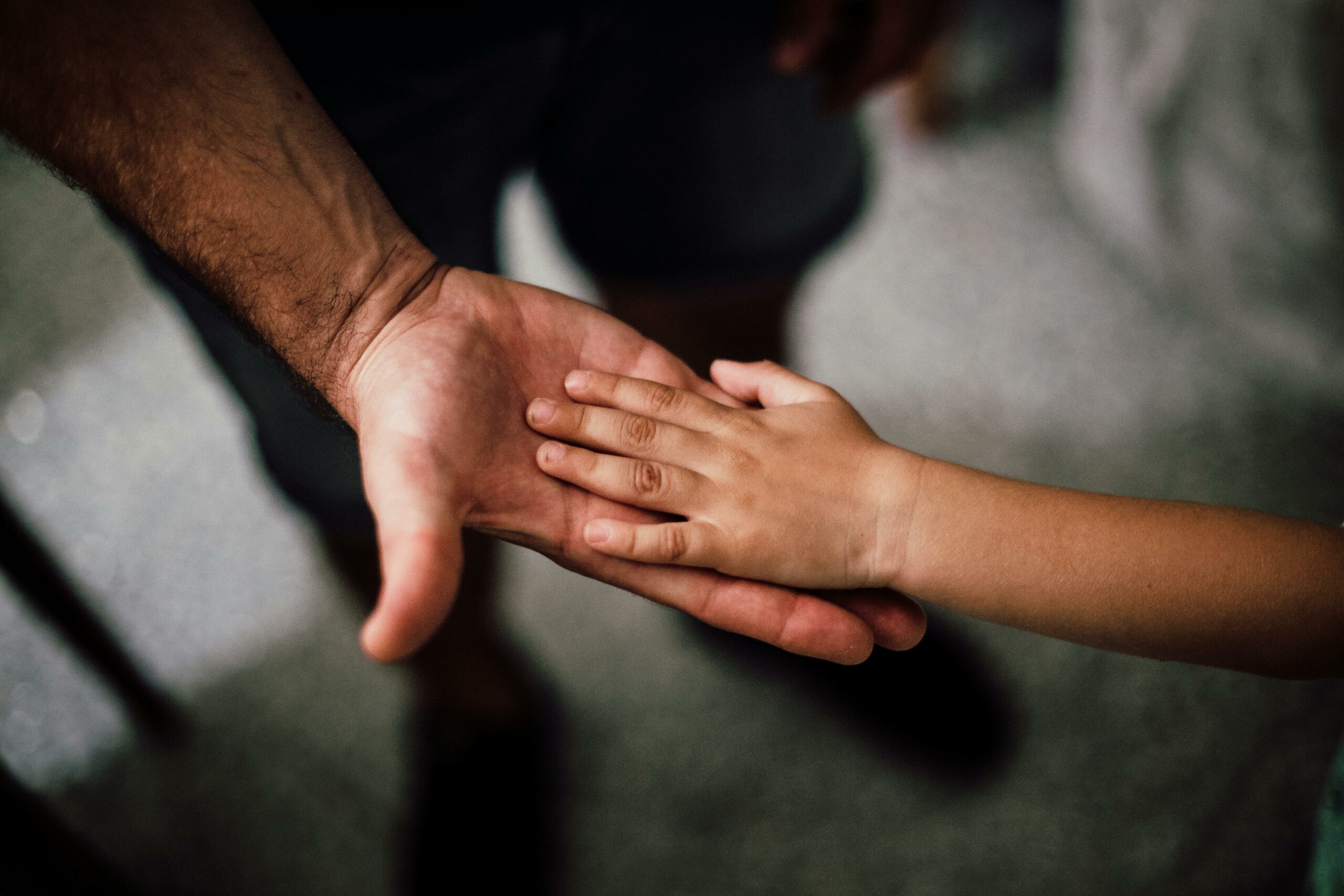Selektive Fokusfotografie Der Kinderhand