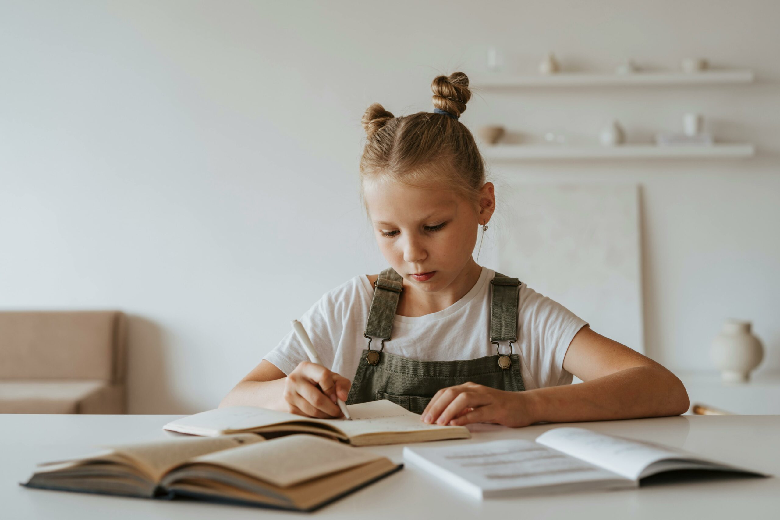 Kostenloses Stock Foto zu ausbildung, blond, buch