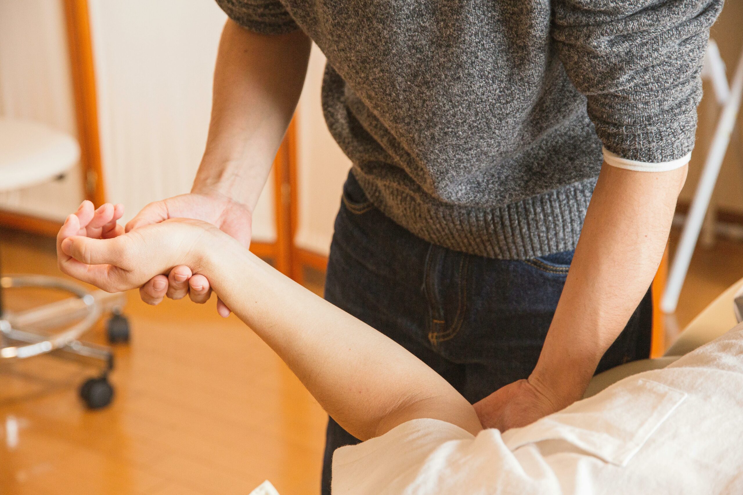 Crop Chiropraktiker Massage Hand Des Patienten
