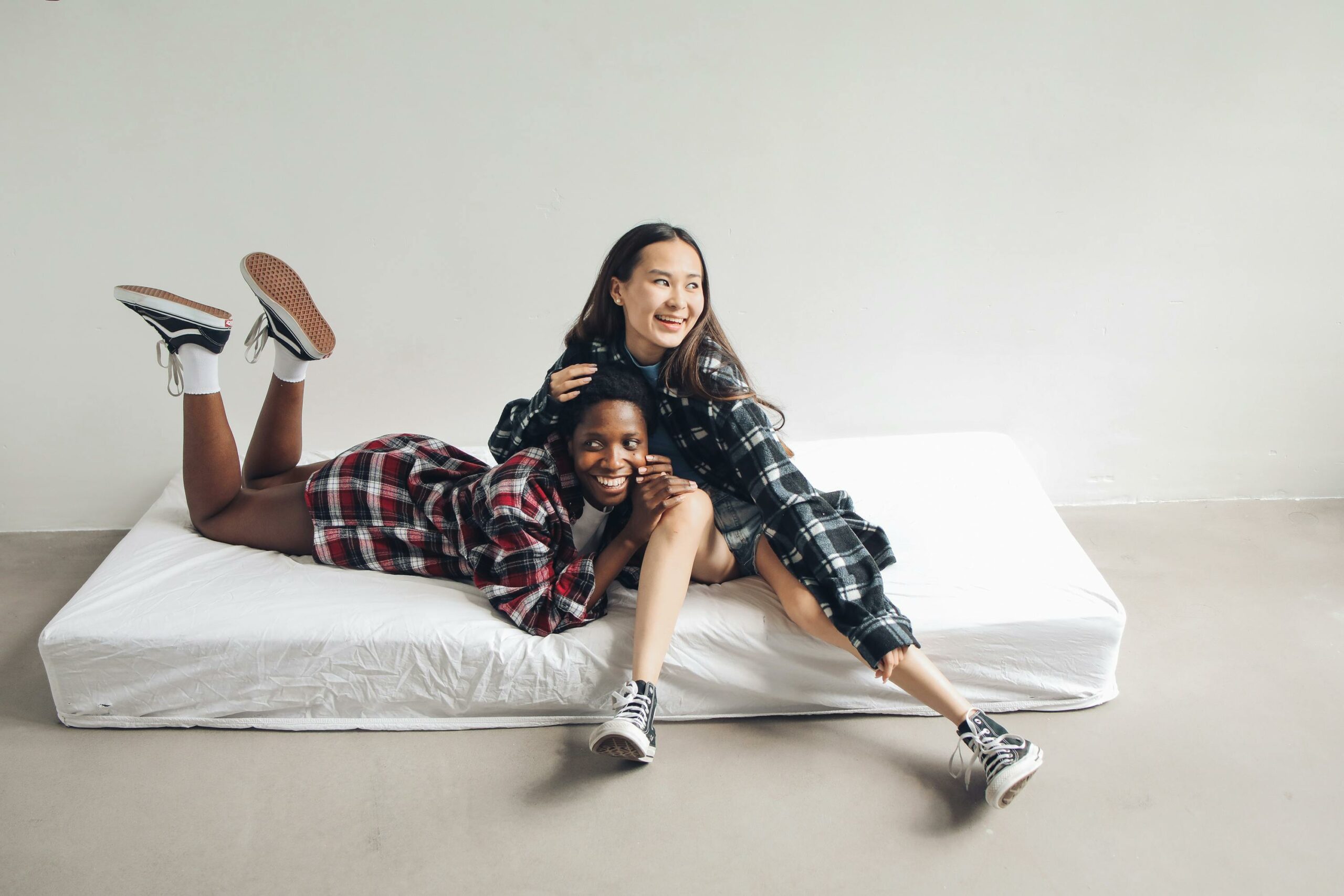 Kostenloses Stock Foto zu afroamerikaner-frau, bett, drinnen