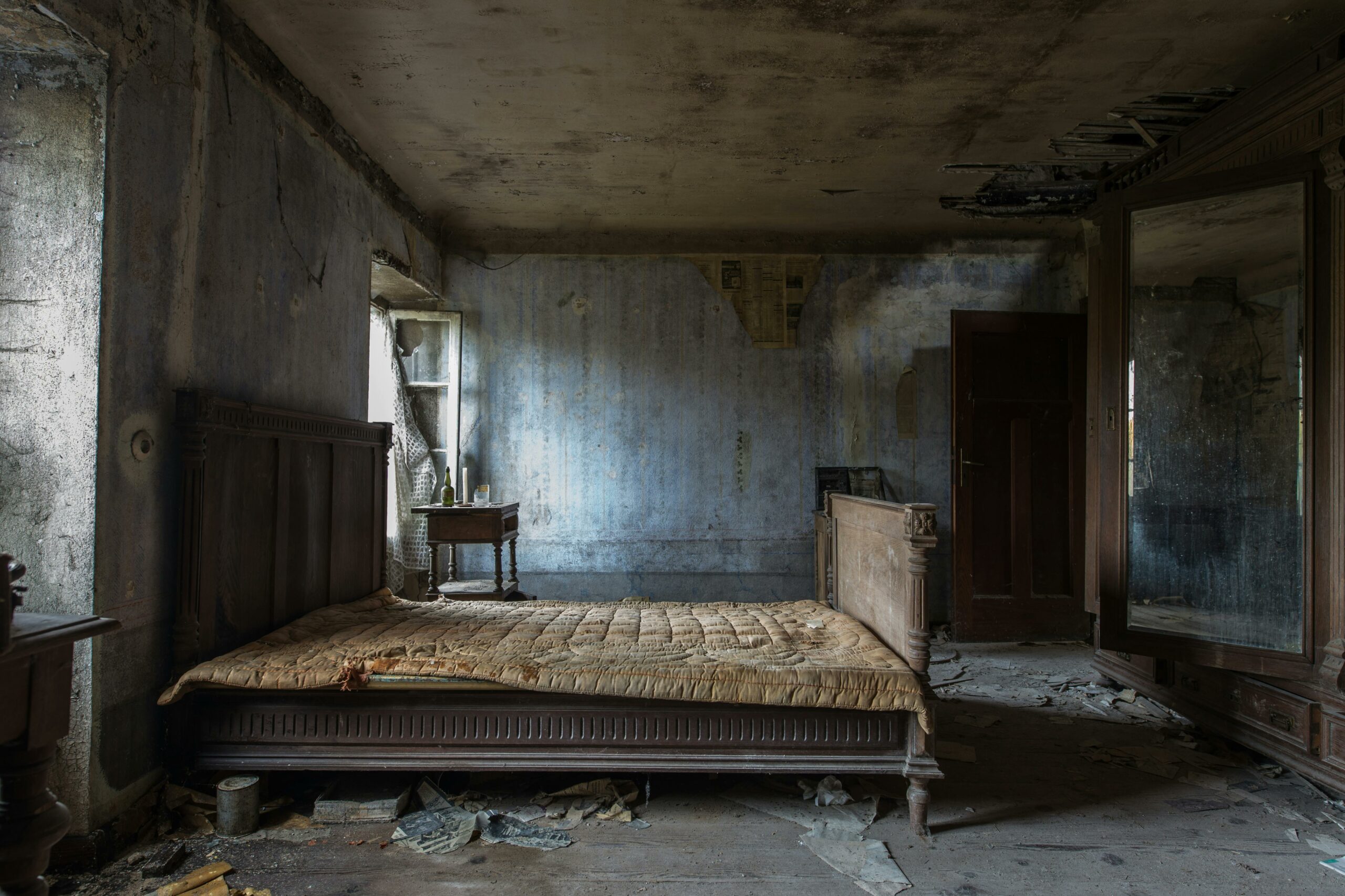 Leeres Beschädigtes Zimmer Mit Matratze