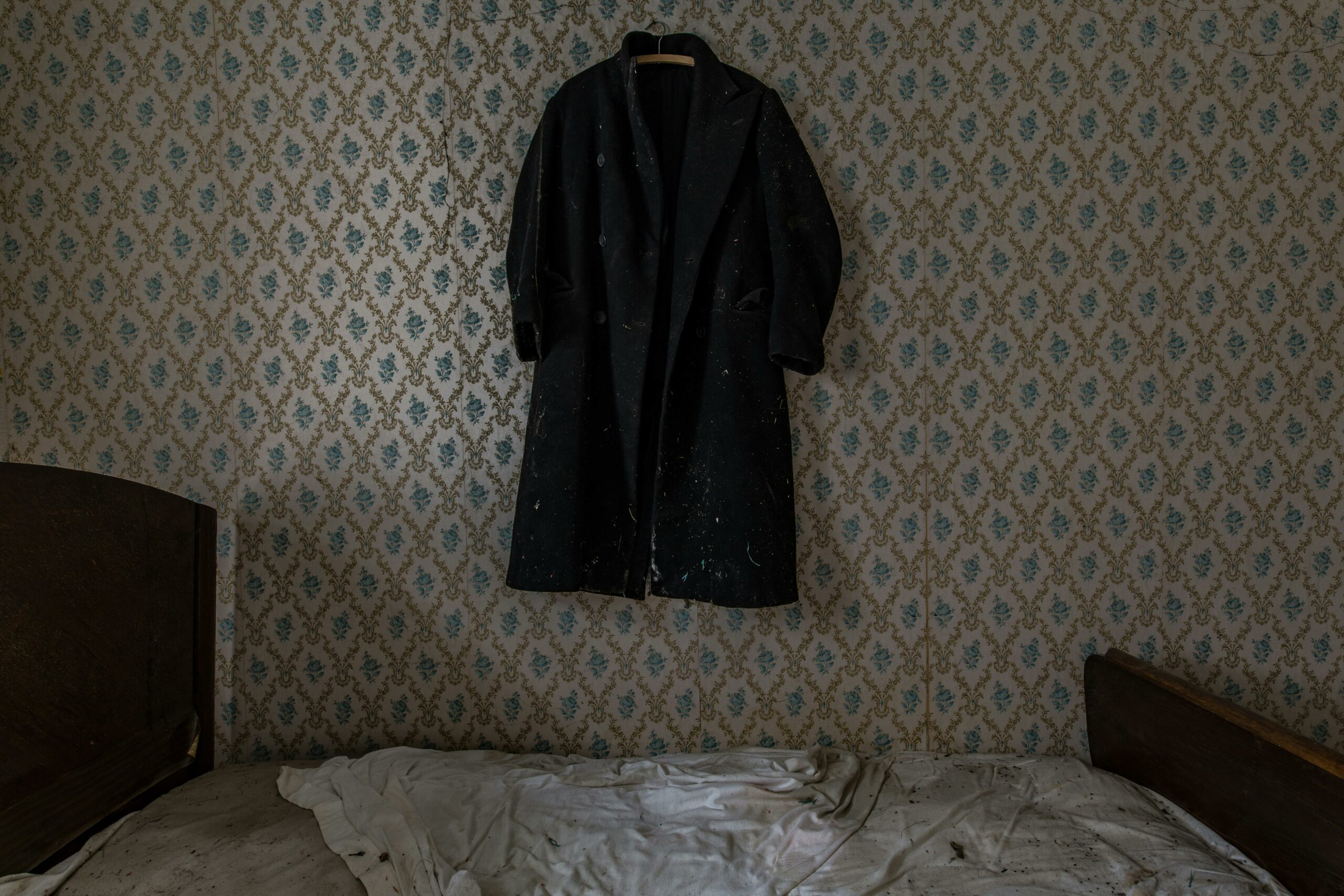 Schwarzer Mantel, Der An Der Wand Hängt