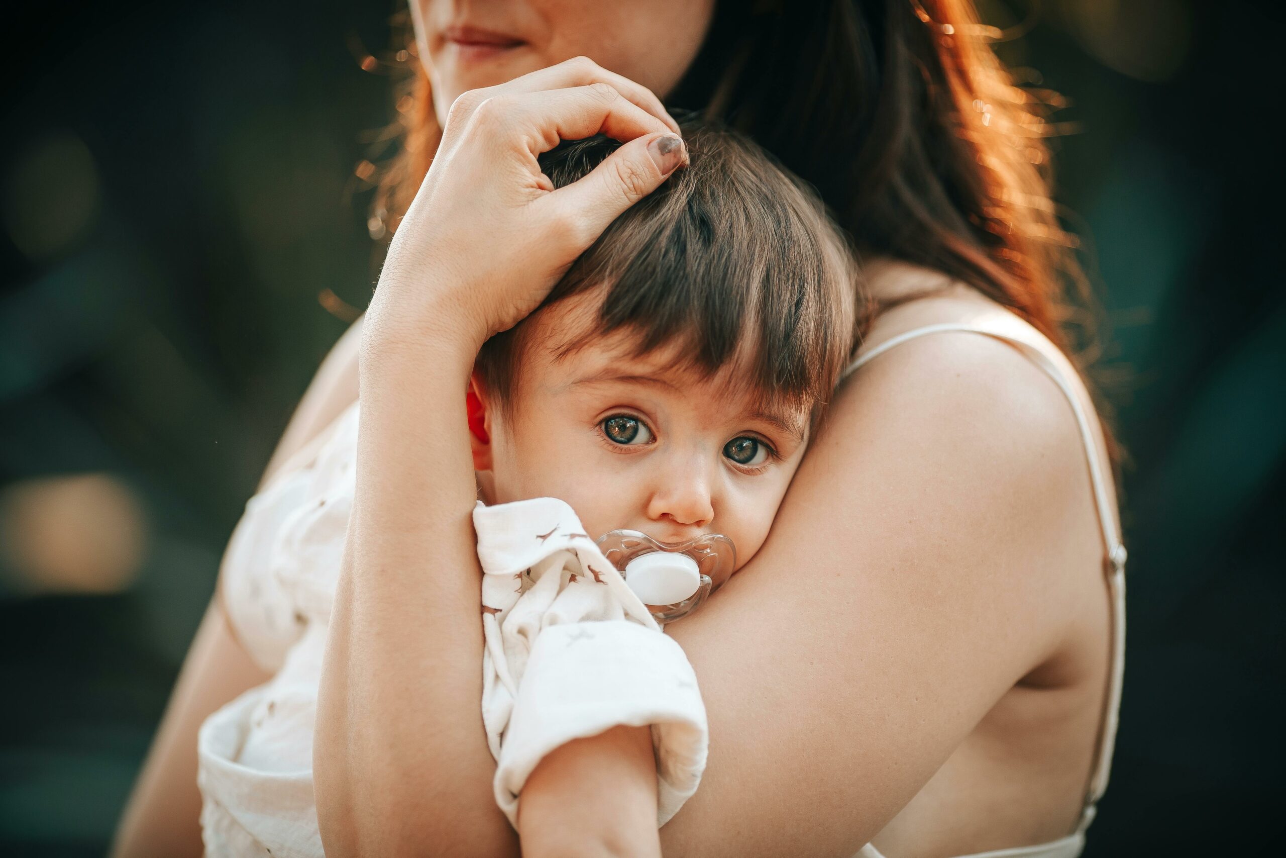 Kostenloses Stock Foto zu baby, familie, festhalten