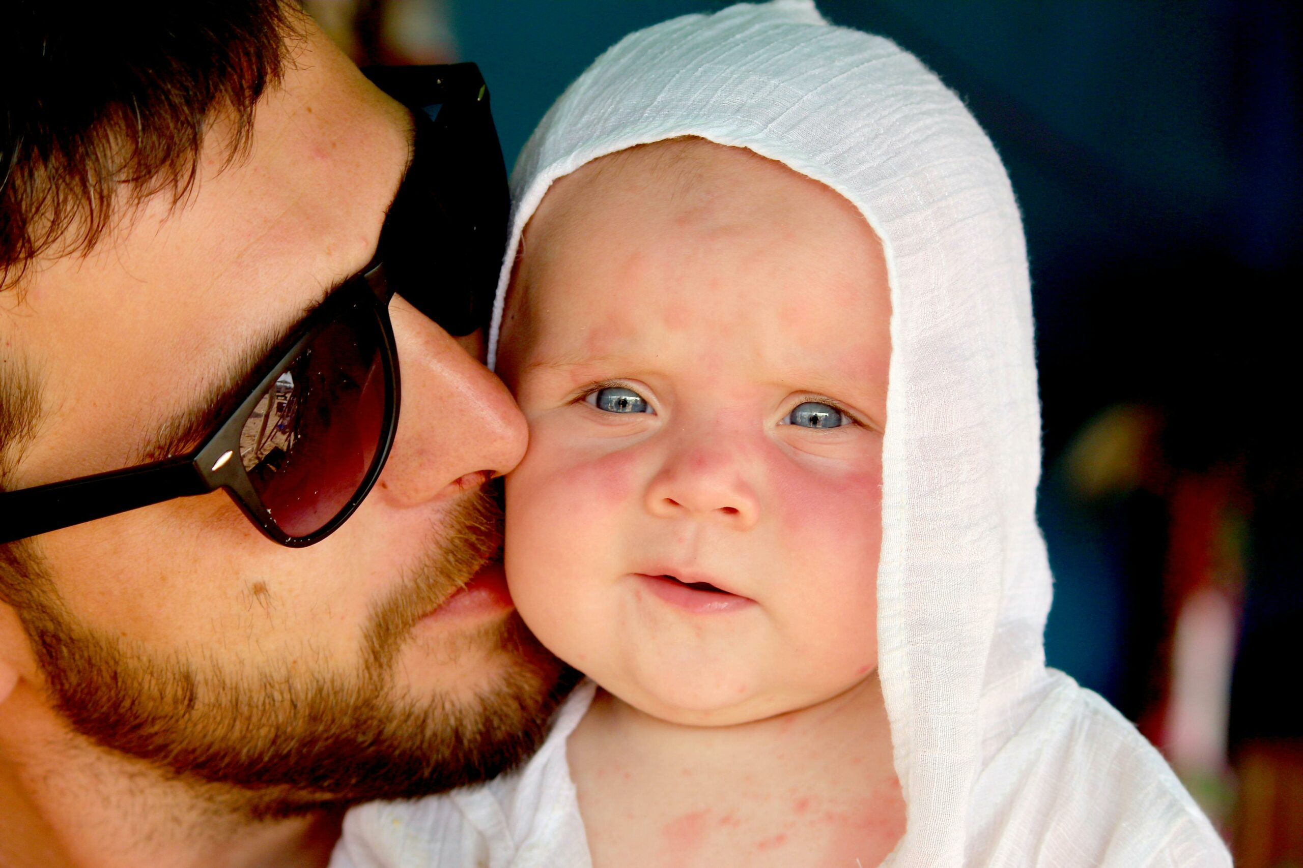 Vater Und Baby Teilen Einen Zärtlichen Moment