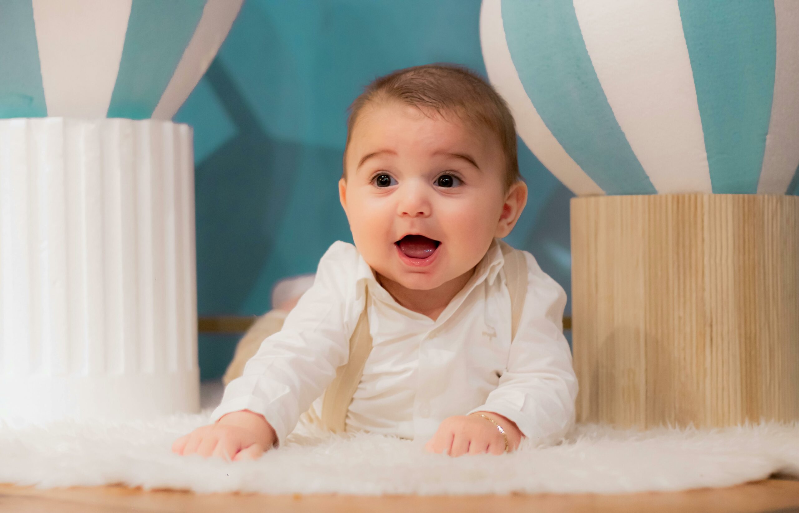 Entzückendes Baby Spielt Drinnen Mit Farbenfrohem Dekor