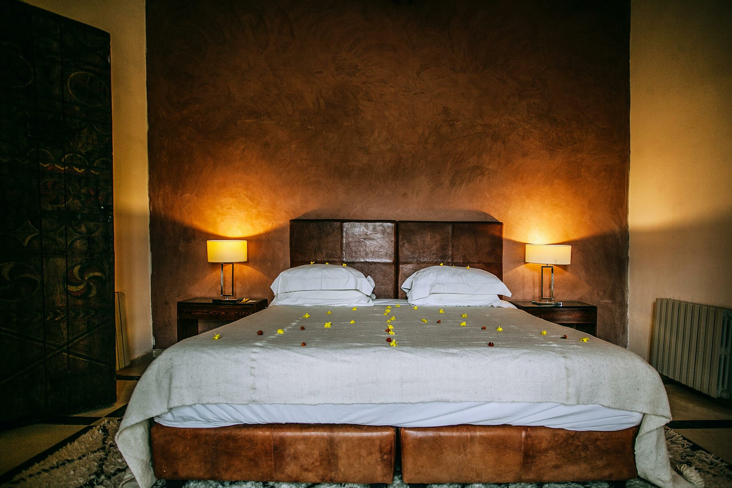 Schlafzimmer Mit Kissen Und Lampen Am Bett