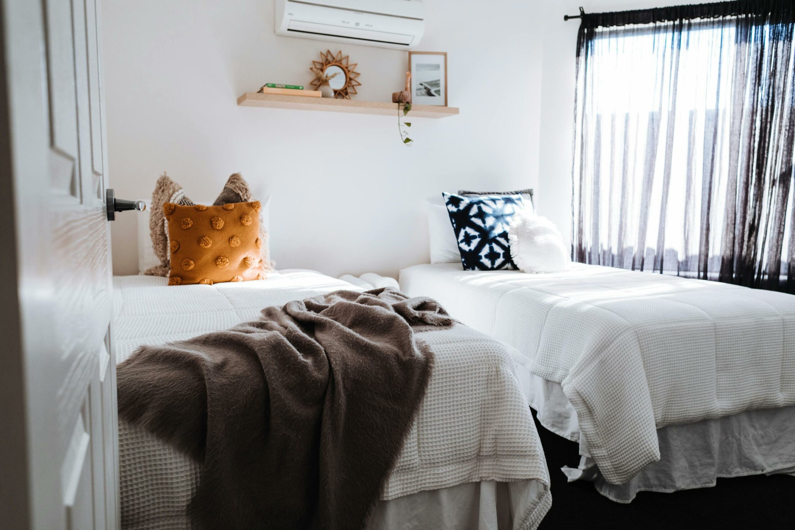 Getrennte Betten Im Schlafzimmer Im Sonnenlicht
