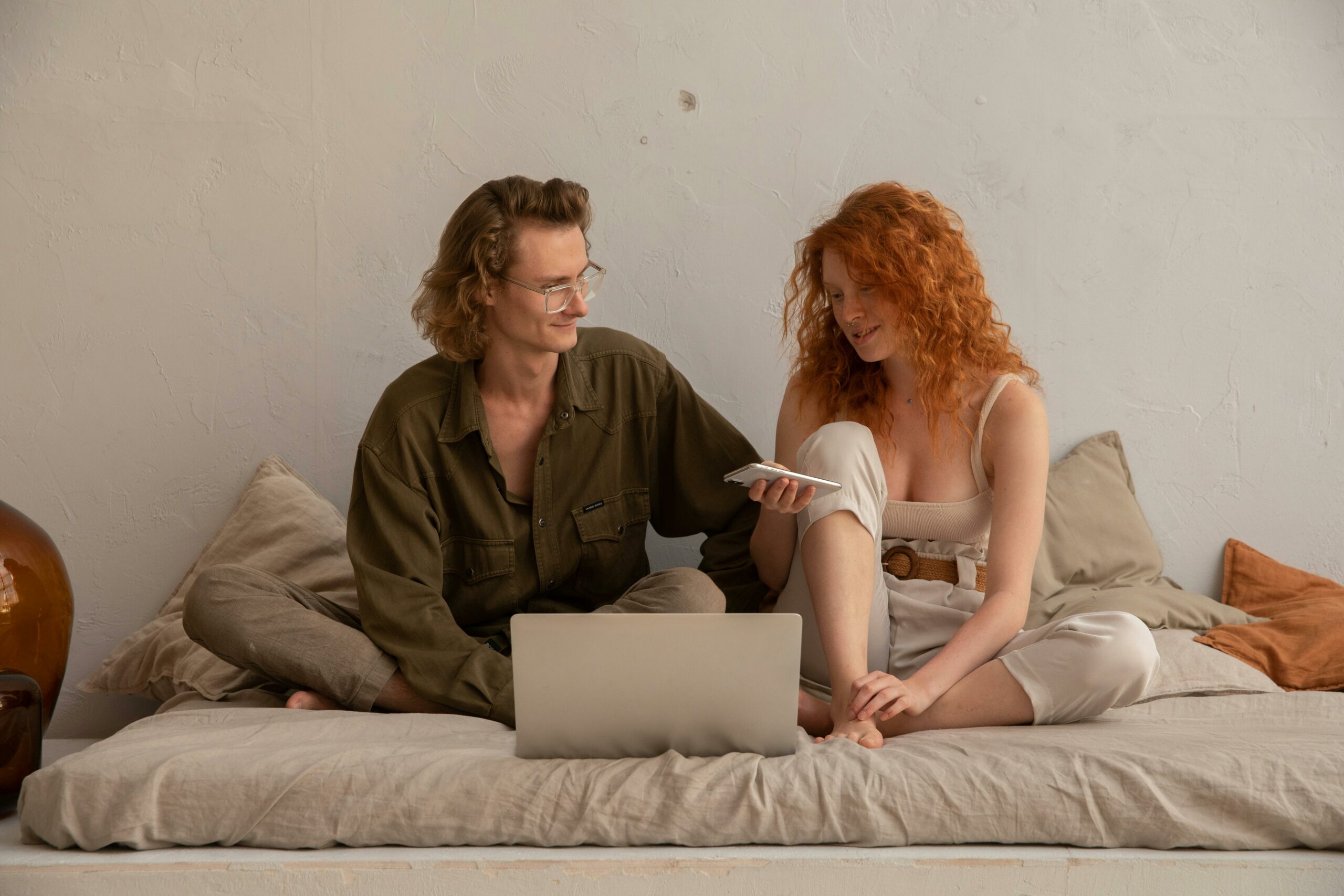 Glückliches Paar, Das Laptop Zu Hause Durchsucht