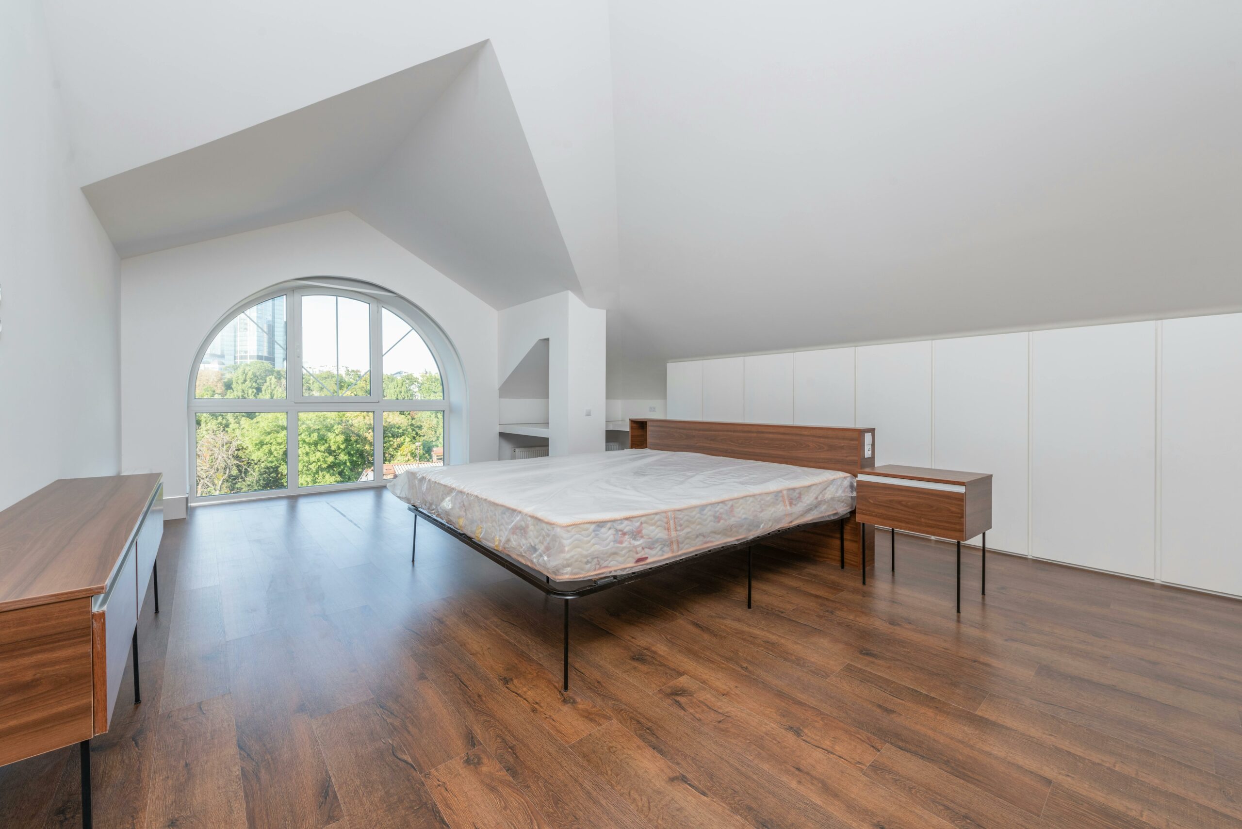 Kostenloses Stock Foto zu architektur, beistelltisch, bett