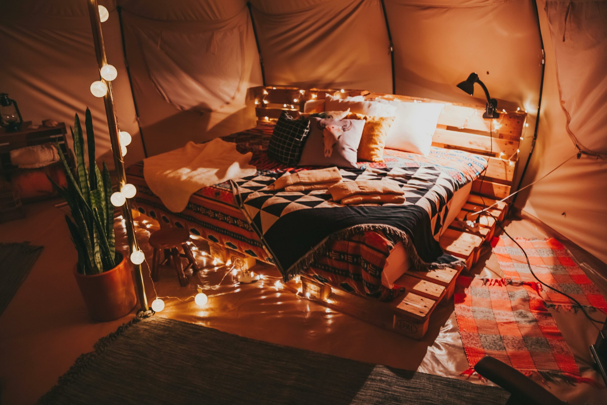 Kostenloses Stock Foto zu ästhetisches schlafzimmer, bequemes bett, bettdecke