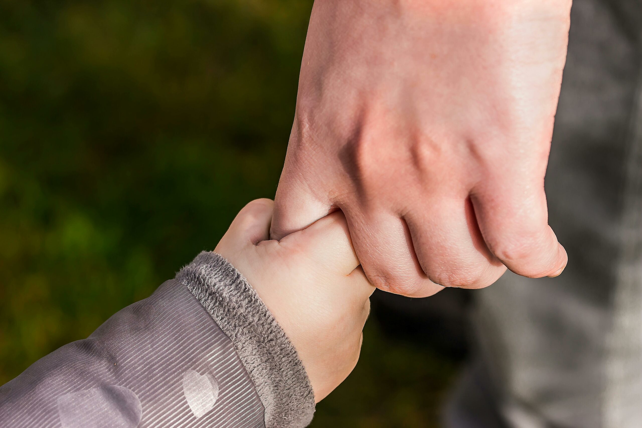 Kind, Das Hand Einer Anderen Person Hält