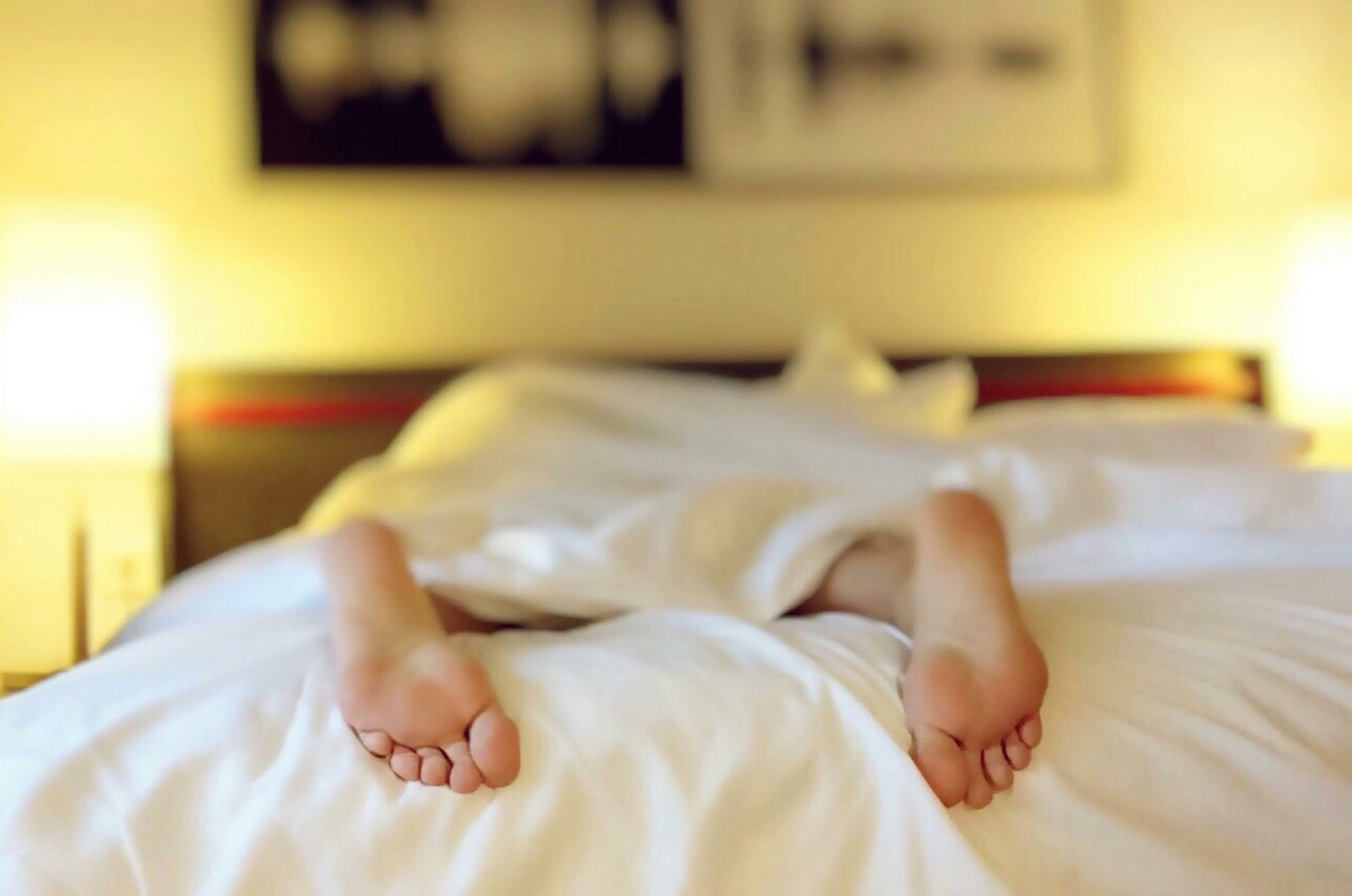 Person, Die Auf Bett Liegt, Die Weiße Decke Bedeckt