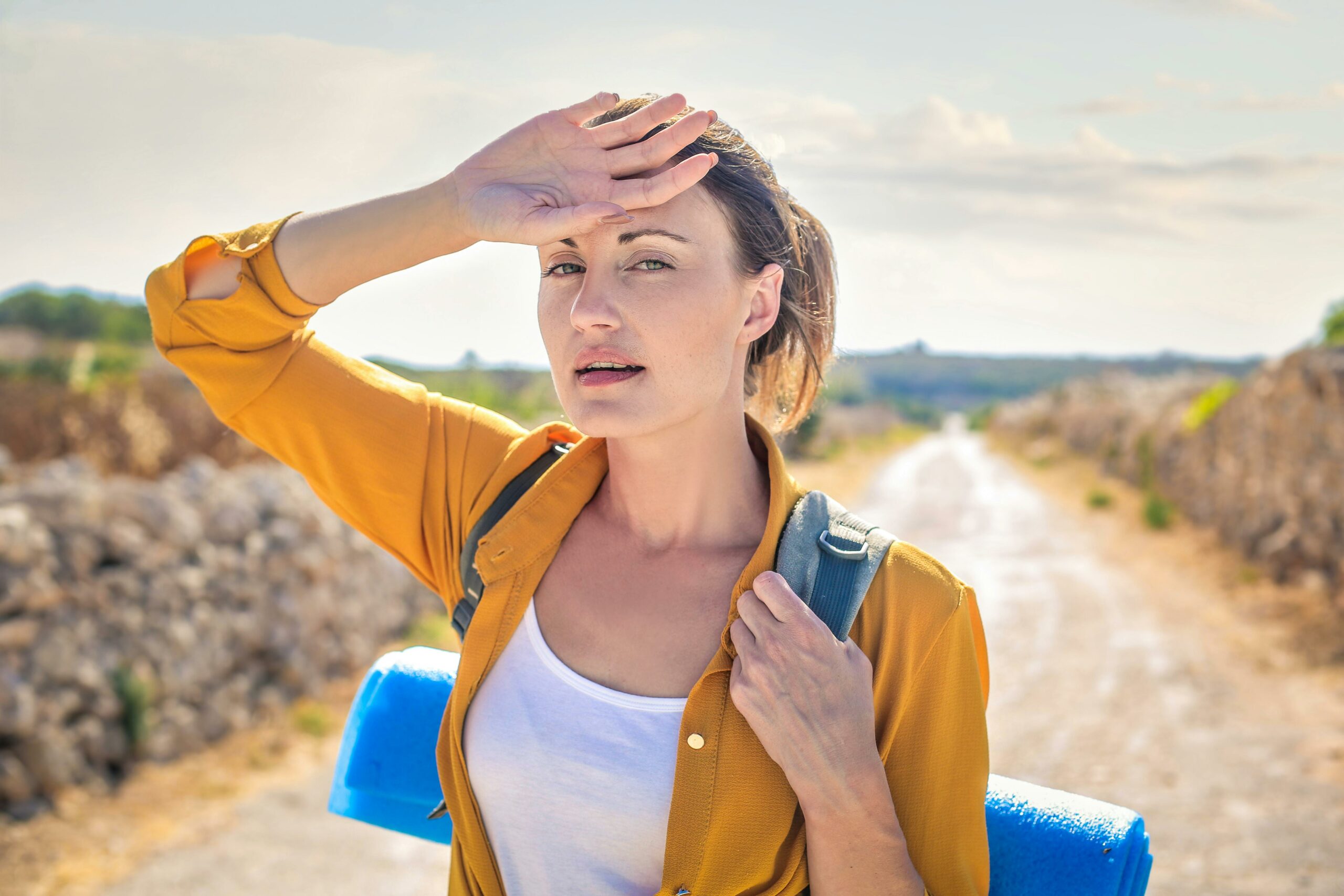 Frau Im Gelben Langarm, Der Blaue Yogamatte Trägt