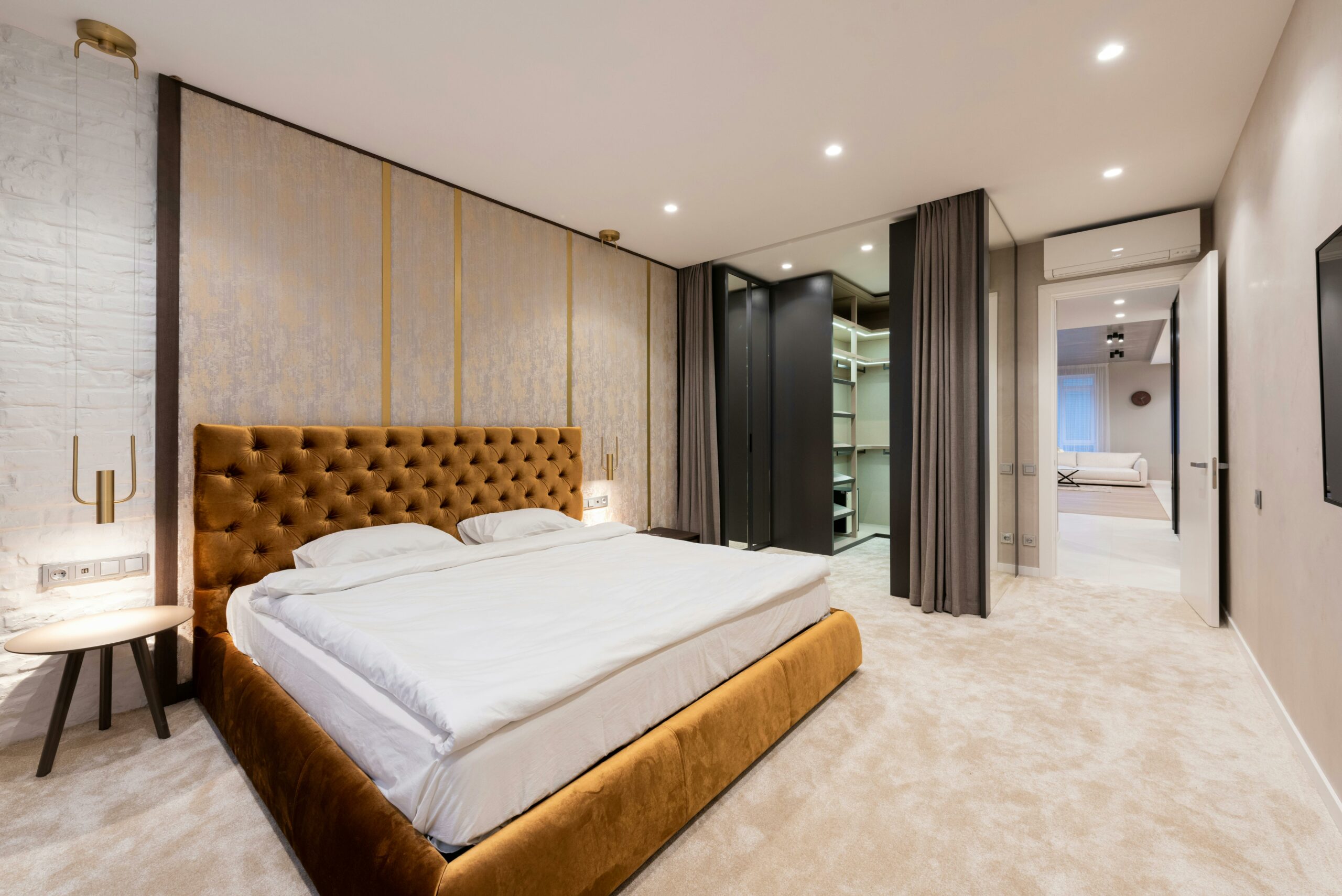 Kostenloses Stock Foto zu begehbarer kleiderschrank, bett, bettrahmen