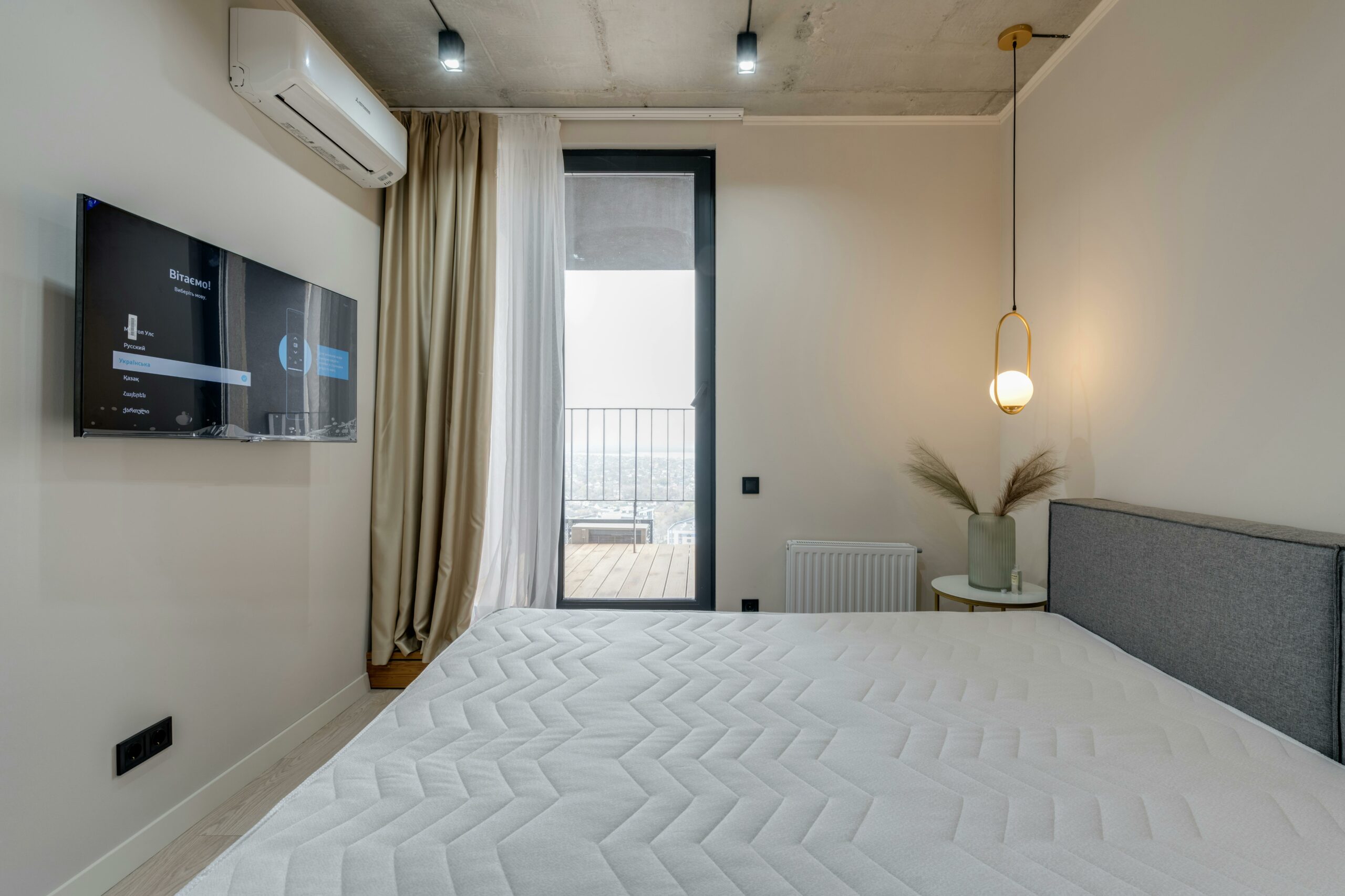 Kostenloses Stock Foto zu ausleuchtung, balkon, bequeme bettwäsche