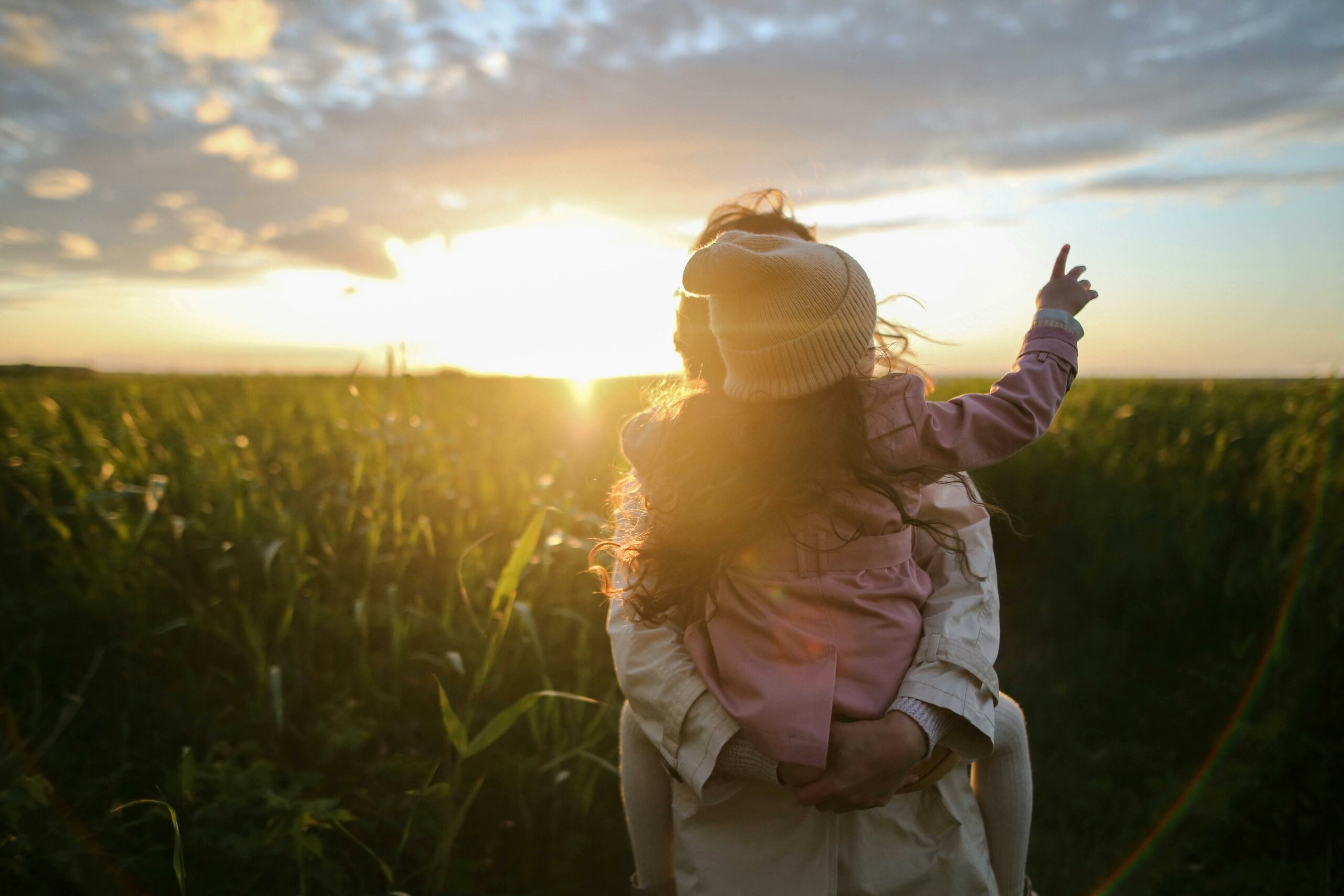 Mutter Und Tochter Auf Gras