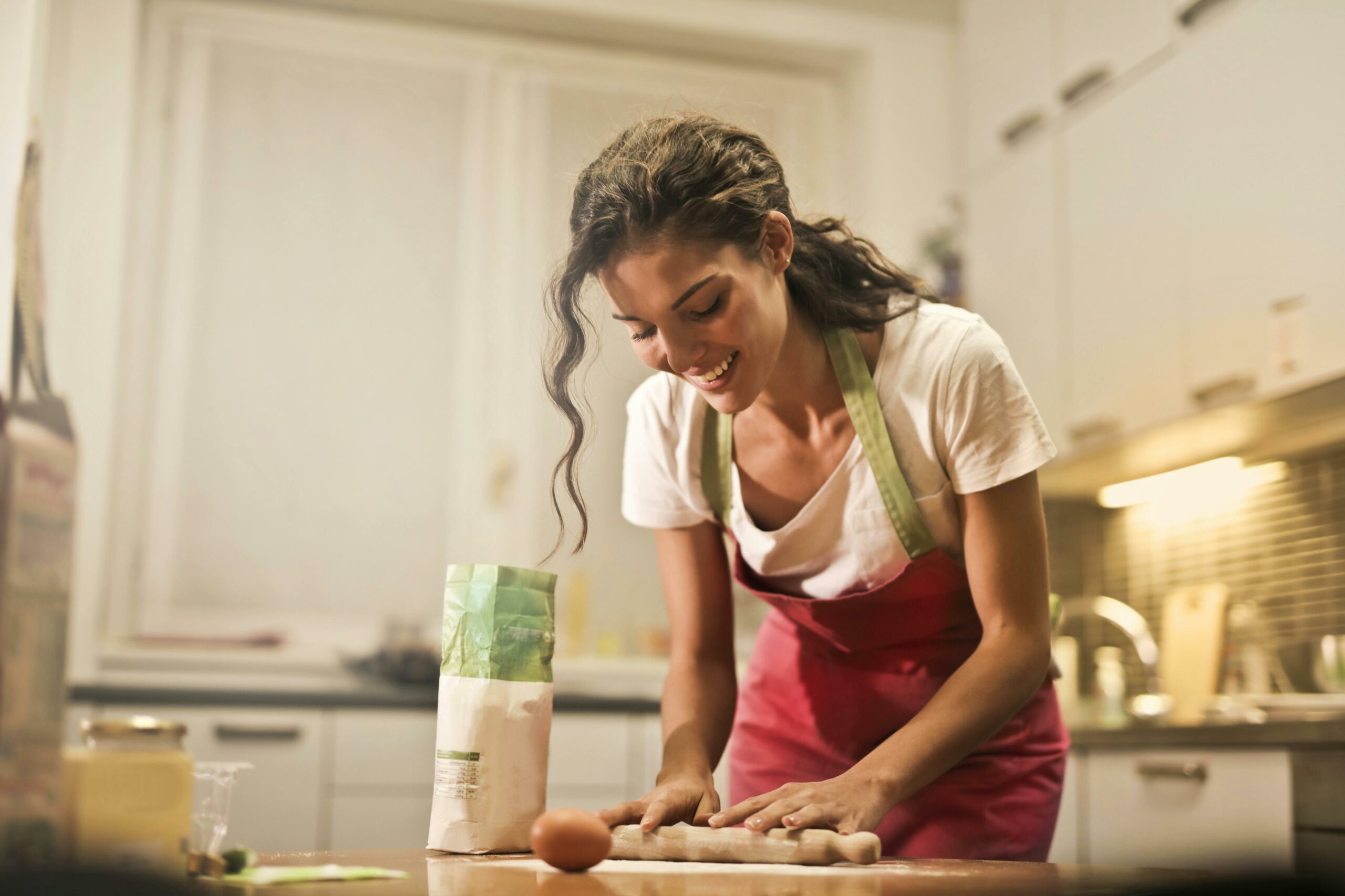 Glückliche Frau Mit Nudelholz, Das Zu Hause Kocht