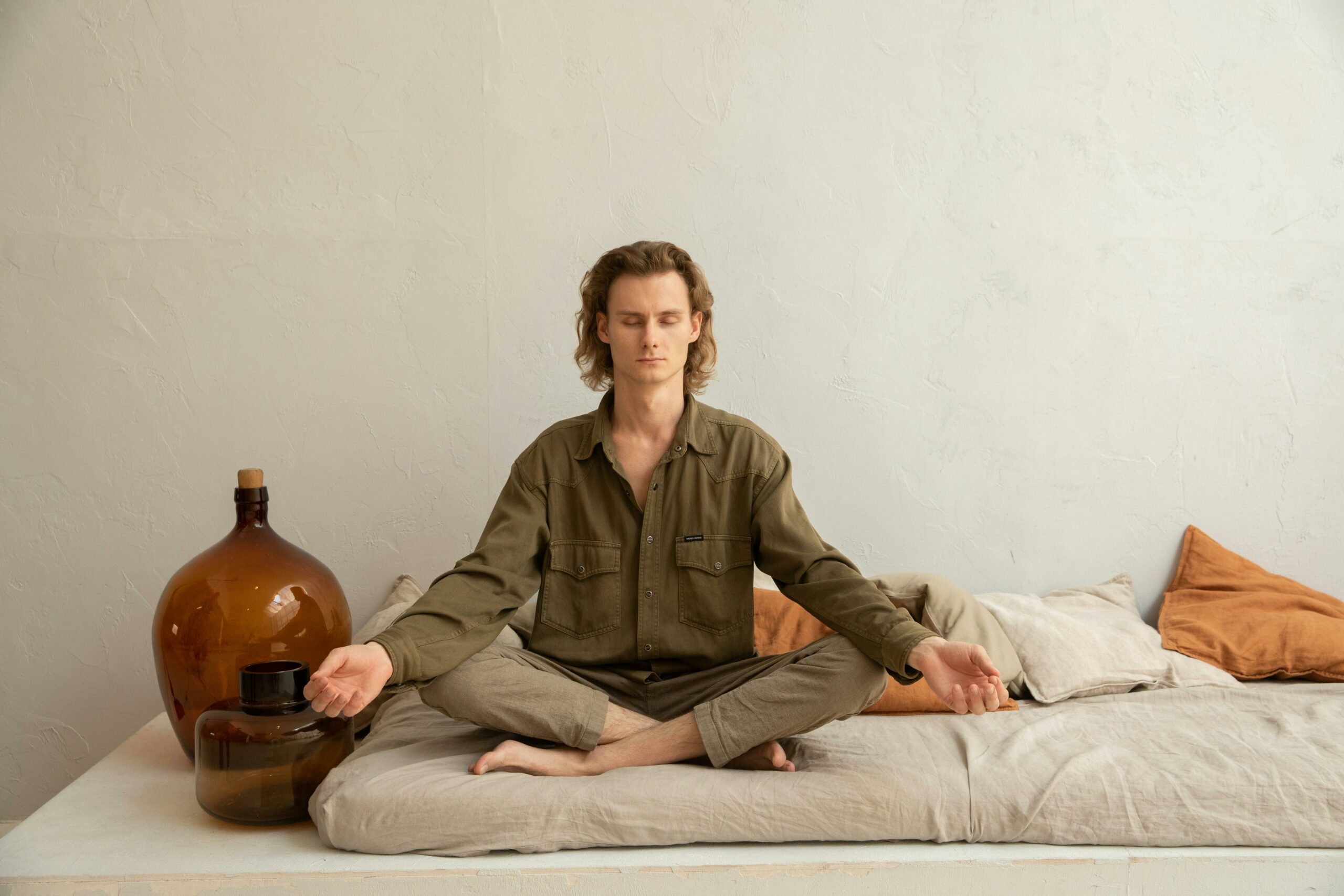 Ruhiger Mann, Der In Lotus Pose Auf Sofa Meditiert