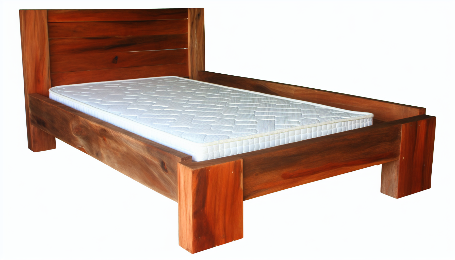 Ein robust gebautes Bett aus massivem Holz. Das Bett zeichnet sich durch sein schlichtes Design aus, zeigt jedoch hervorragende Handwerkskunst. Das verwendete Holz hat eine reiche, warme Farbe, die die natÃ¼rliche Maserung betont. Sichtbar sind der Bettrahmen, das massive Kopfteil und eine bequem aussehende Matratze, die ordentlich darauf platziert ist. Die gesamte Szene vermittelt ein GefÃ¼hl von rustikalem Charme und schafft eine beruhigende AtmosphÃ¤re.