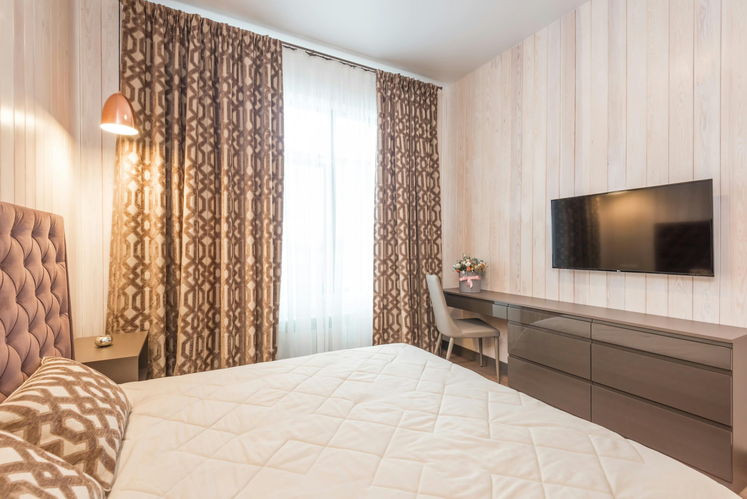 Kostenloses Stock Foto zu bett, bettseite, blumenarrangement