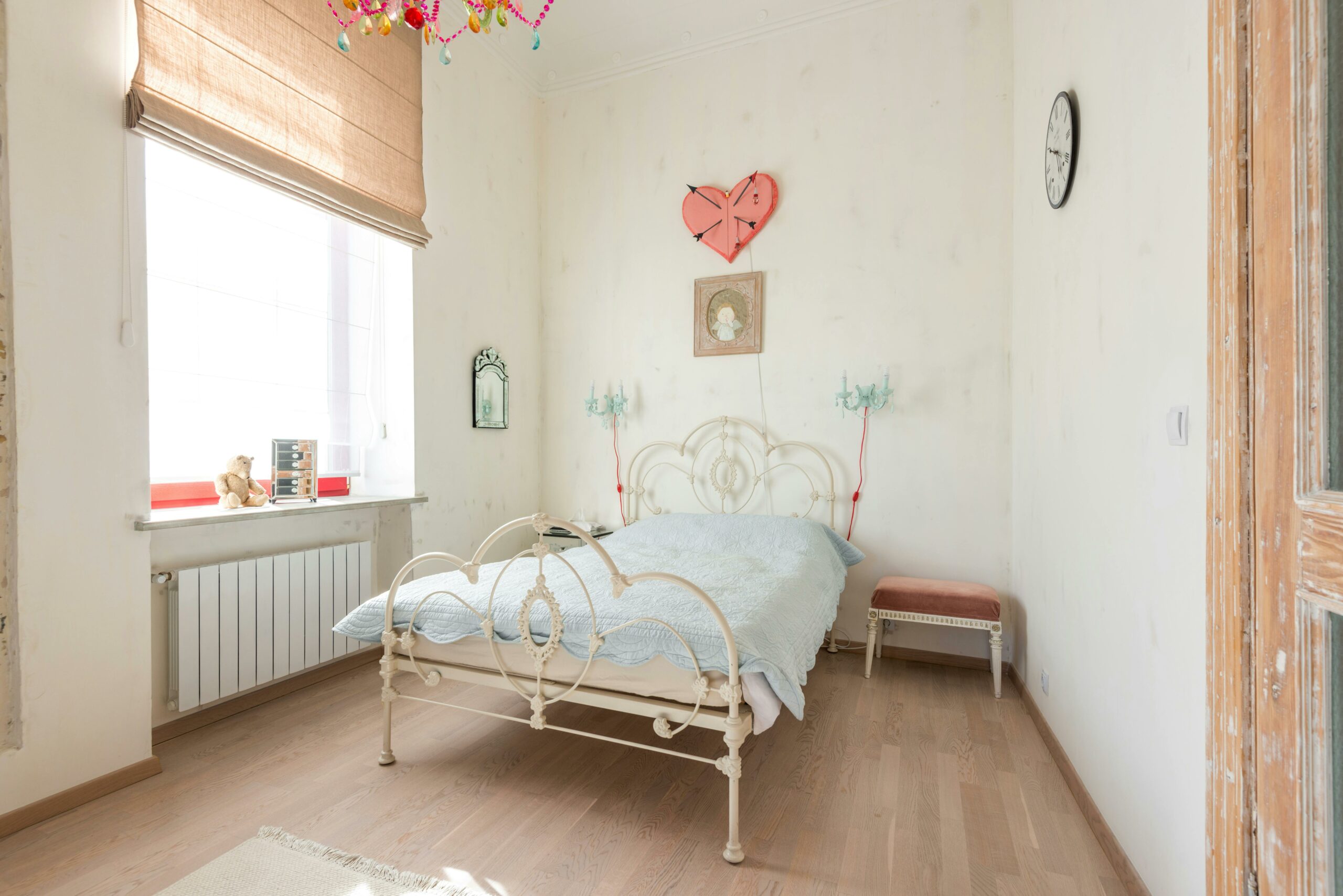 Kostenloses Stock Foto zu beige wÃ¤nde, bemalte wand, bett
